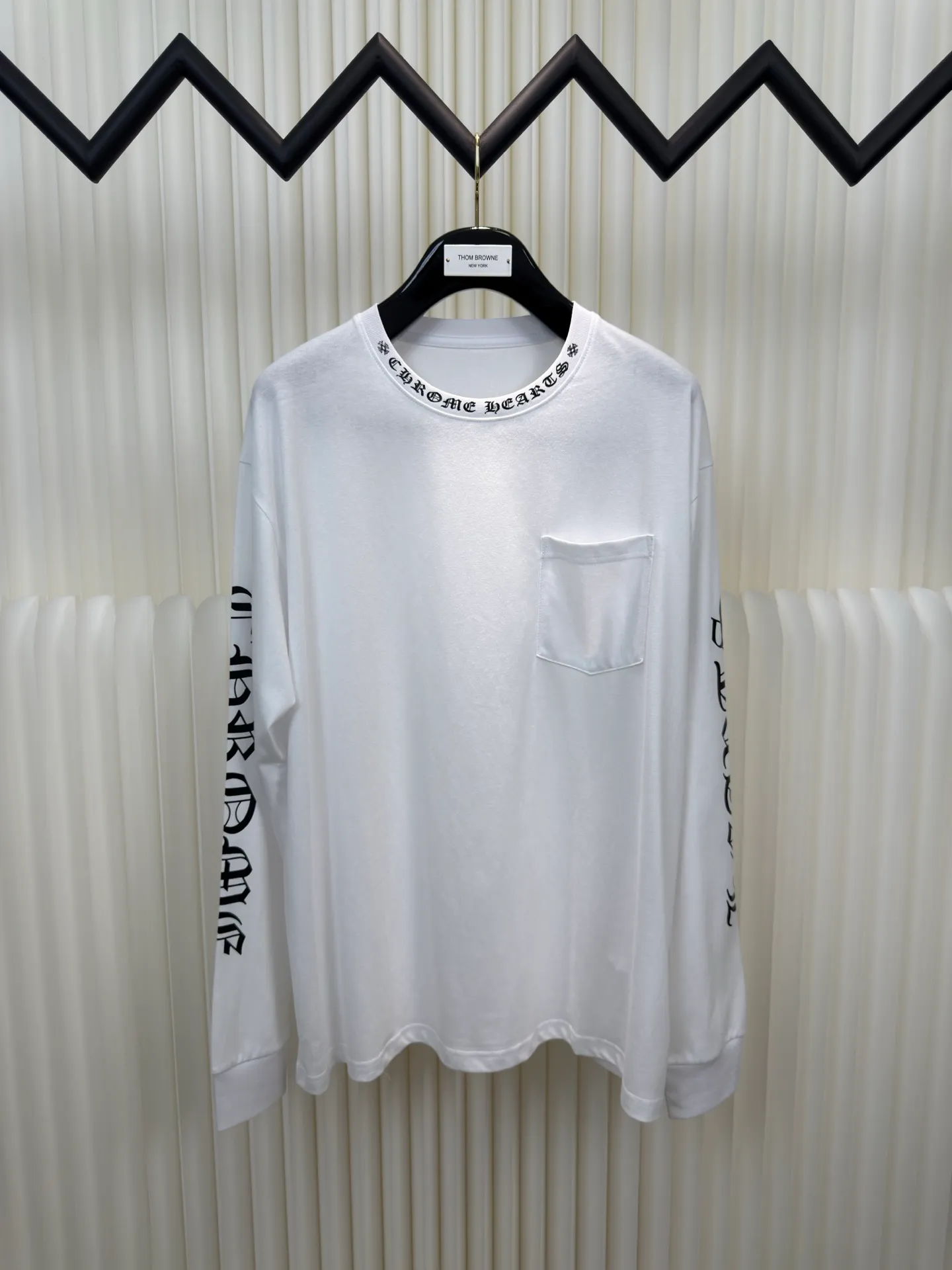 P290 Chrome Hear Sanskrit collar long sleeves. The fabric is made of 26 weave 200 grams cotton. The printing is ink printing. Customized accessories. Size S M L